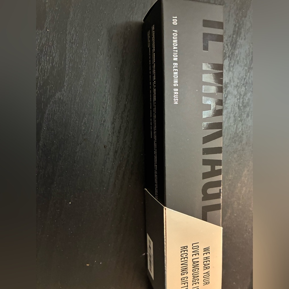 IL MAKIAGE Foundation Brush in Black Packaging